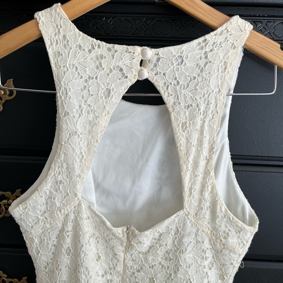 Lace dress - Picture 3 of 5